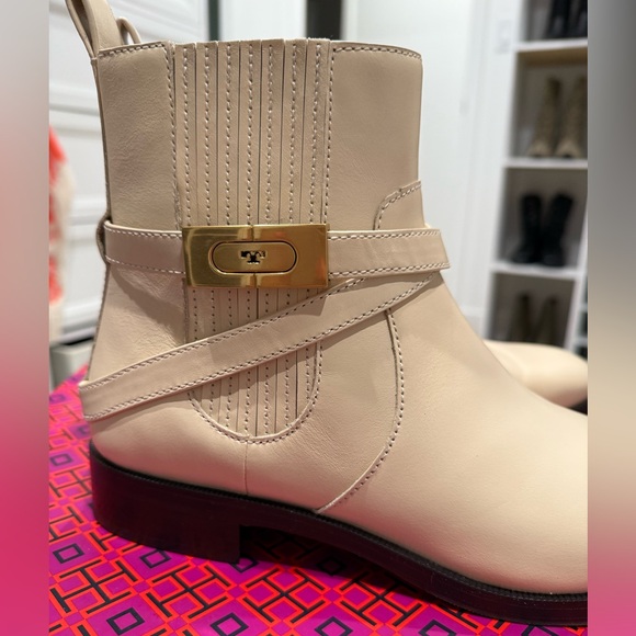 Tory Burch T-HARDWARE CHELSEA BOOT Cream Beige Dulce de Leche 10 Booties - Picture 5 of 10